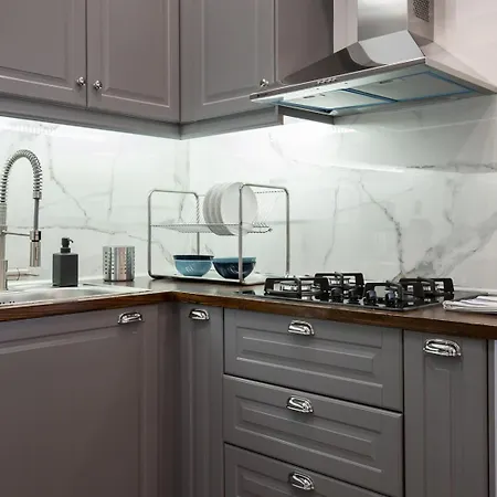 Modern 2bd Very Spacious Next To Metro Station