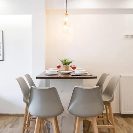 Modern 2bd Very Spacious Next To Metro Station